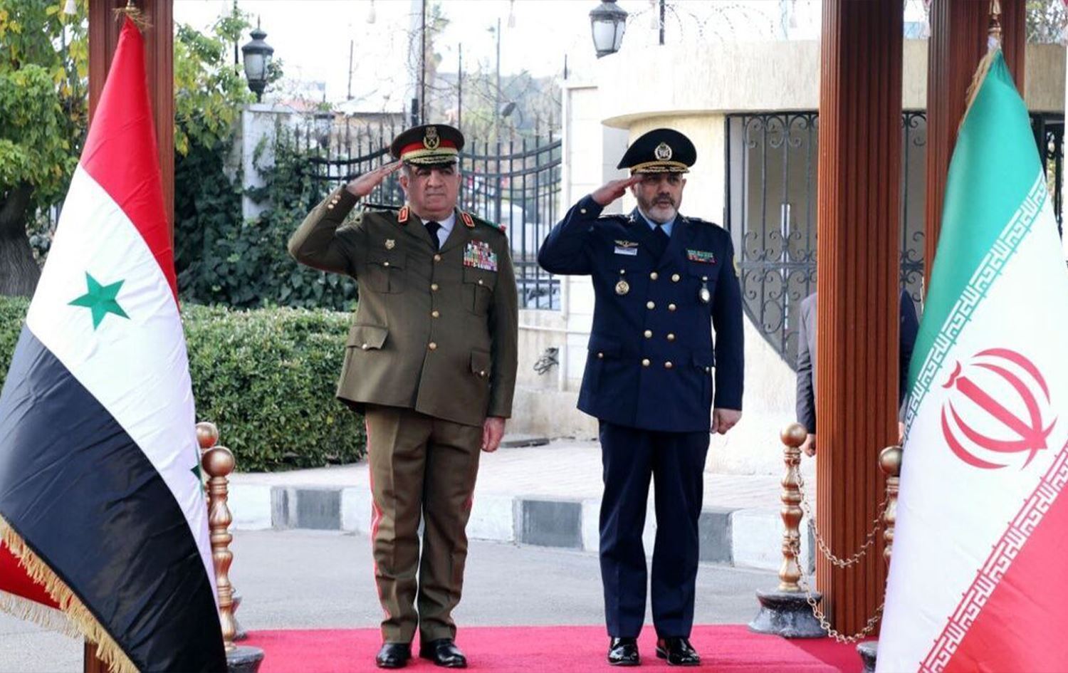 İran Savunma Bakanı Aziz Nasırzadeh Şam'da Suriyeli mevkidaşı General Ali Mahmud Abbas ile bir araya geldi