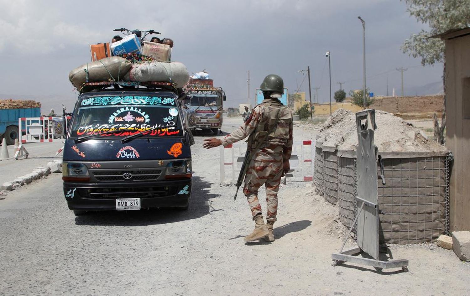 پۆلیسی پاکستان: ژمارەیەک چەکدار 8 سەربازیان کوشت و 7 پۆلیسیشیان رفاند