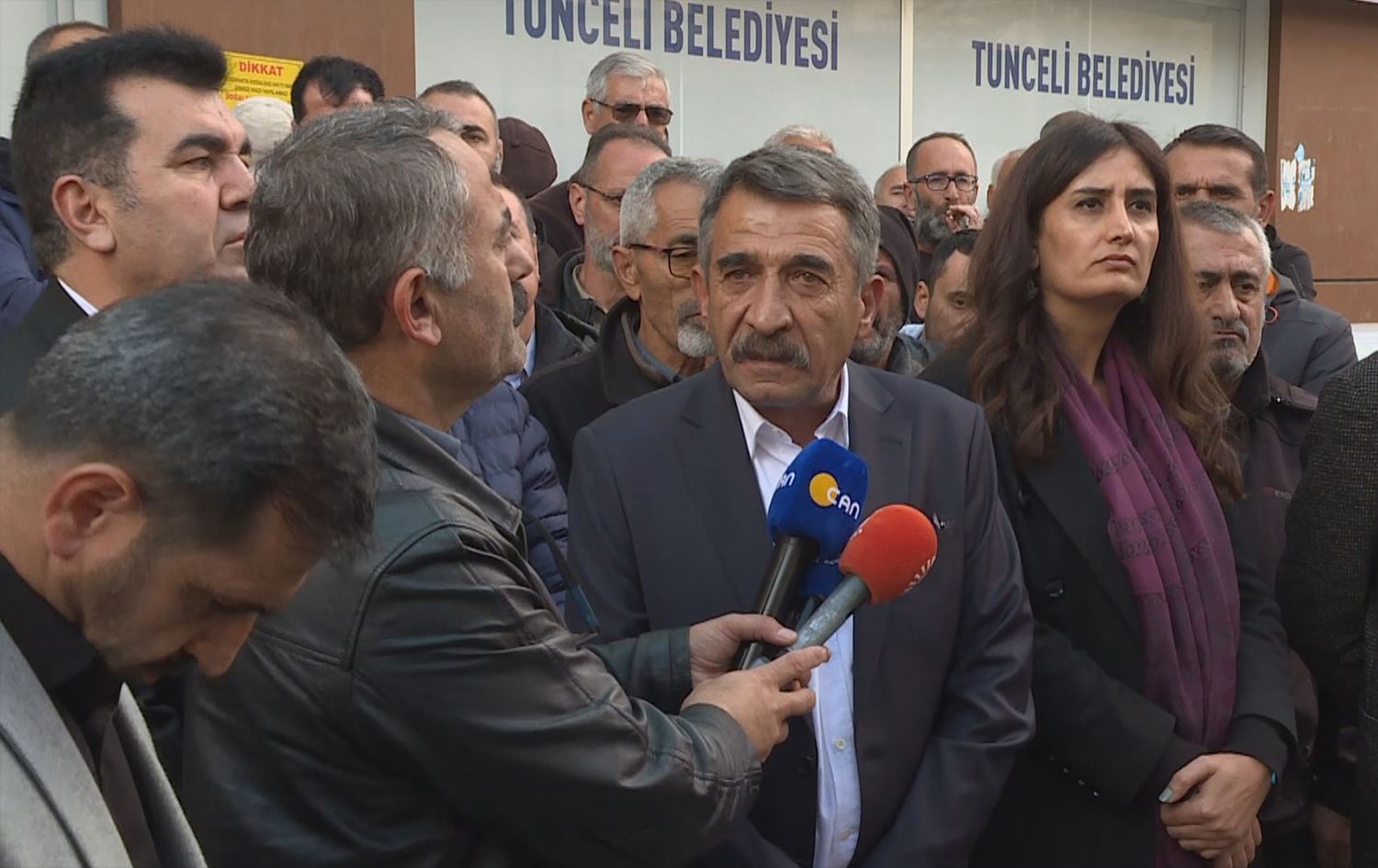 Li pêşiya Şaredariya Dêrsimê civîneke çapemeniyê hat sazkirin/Wêne: Rûdaw