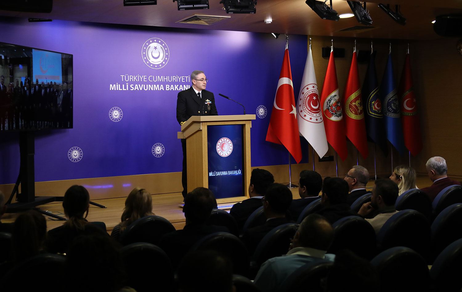 Tuğamiral Zeki Aktürk, Bakanlıkta düzenlenen basın bilgilendirme toplantısında açıklamalarda bulundu. / Foto: AA