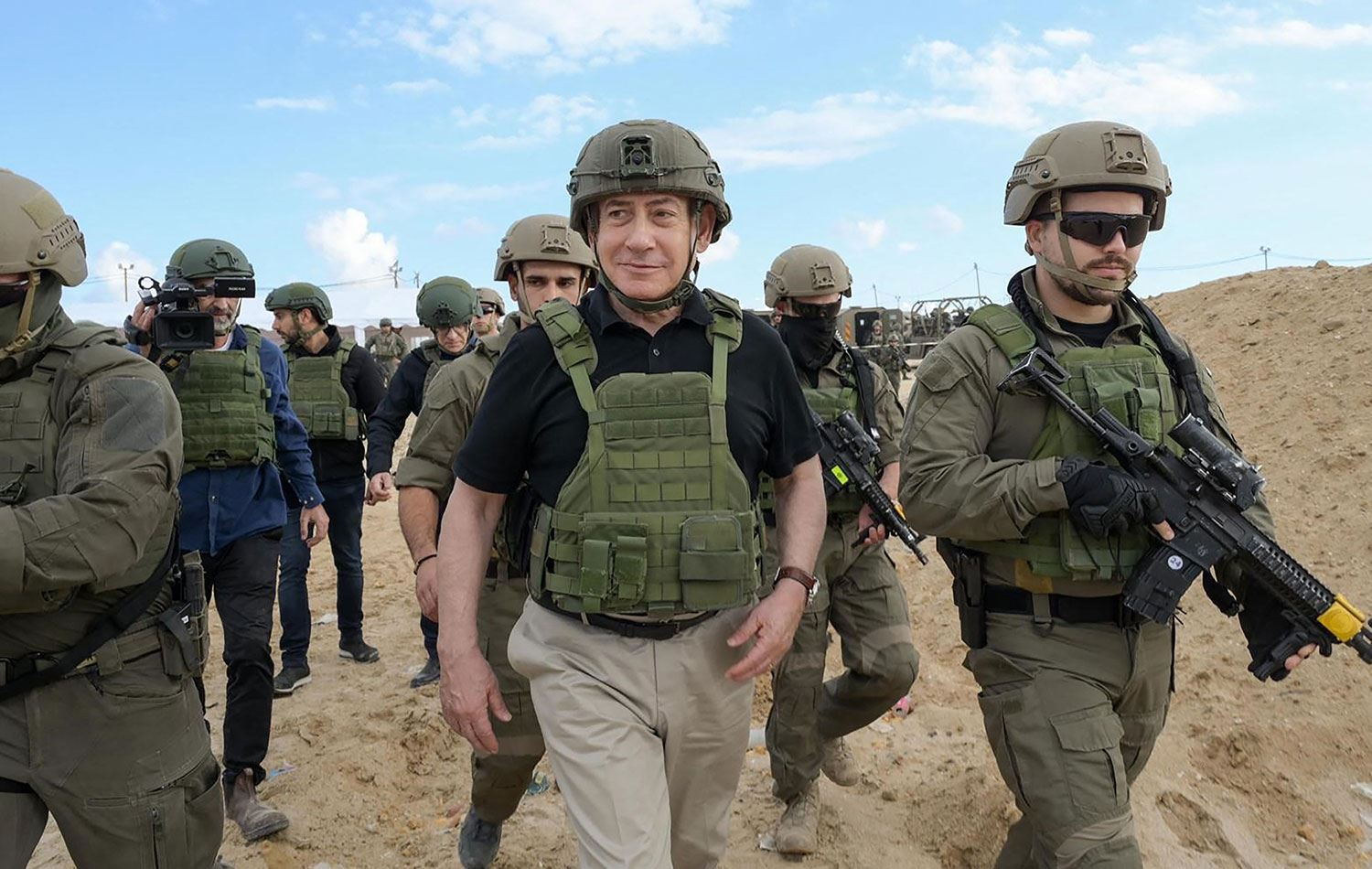 Benjamîn Netanyahu li sengerekê/Wêne: AFP