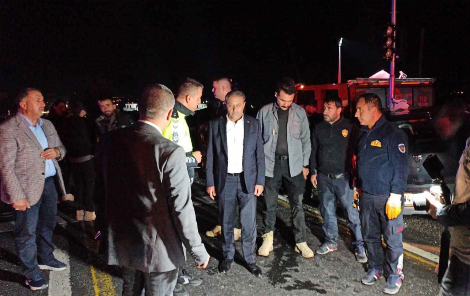 Türkiye  Sanayi ve Teknoloji Bakanı Fatih Kacır'ın konvoyu hava alanı yolunda  kaza yaptı