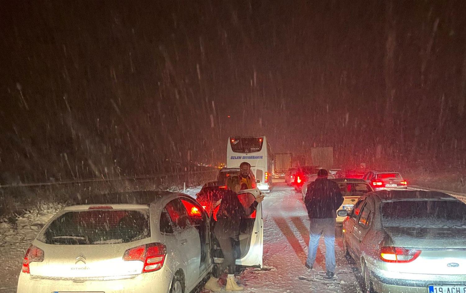 Bolu TEM Otoyolunda mahsur kalan araçlar / Foto: AA