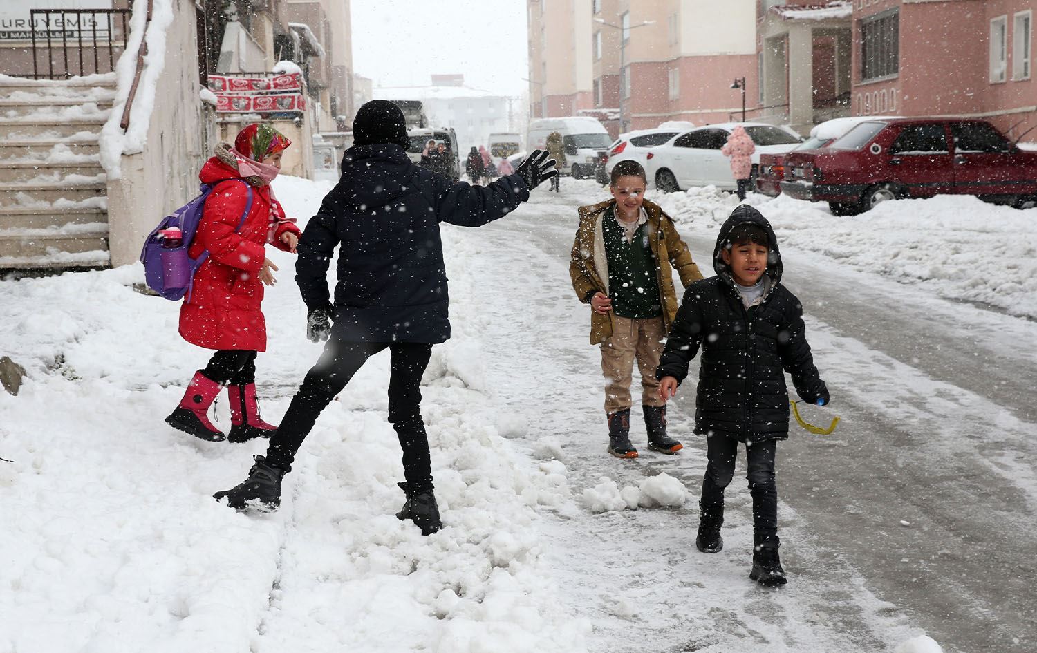 Zarok bi berfê dilîzin /Wêne: AA