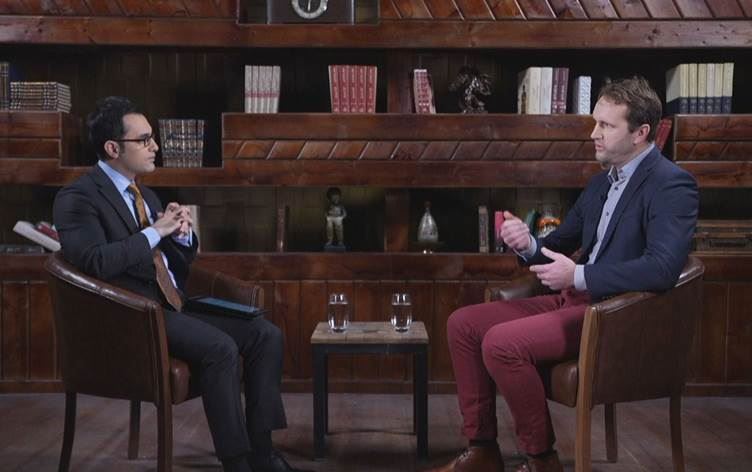 Hollanda'nın Erbil Başkonsolosu Jort Posthumus (sağda) Rûdaw TV’de Nwener Fatih’in sunduğu “Rûdawî Emro” programına konuk oldu. / Foto: Rûdaw