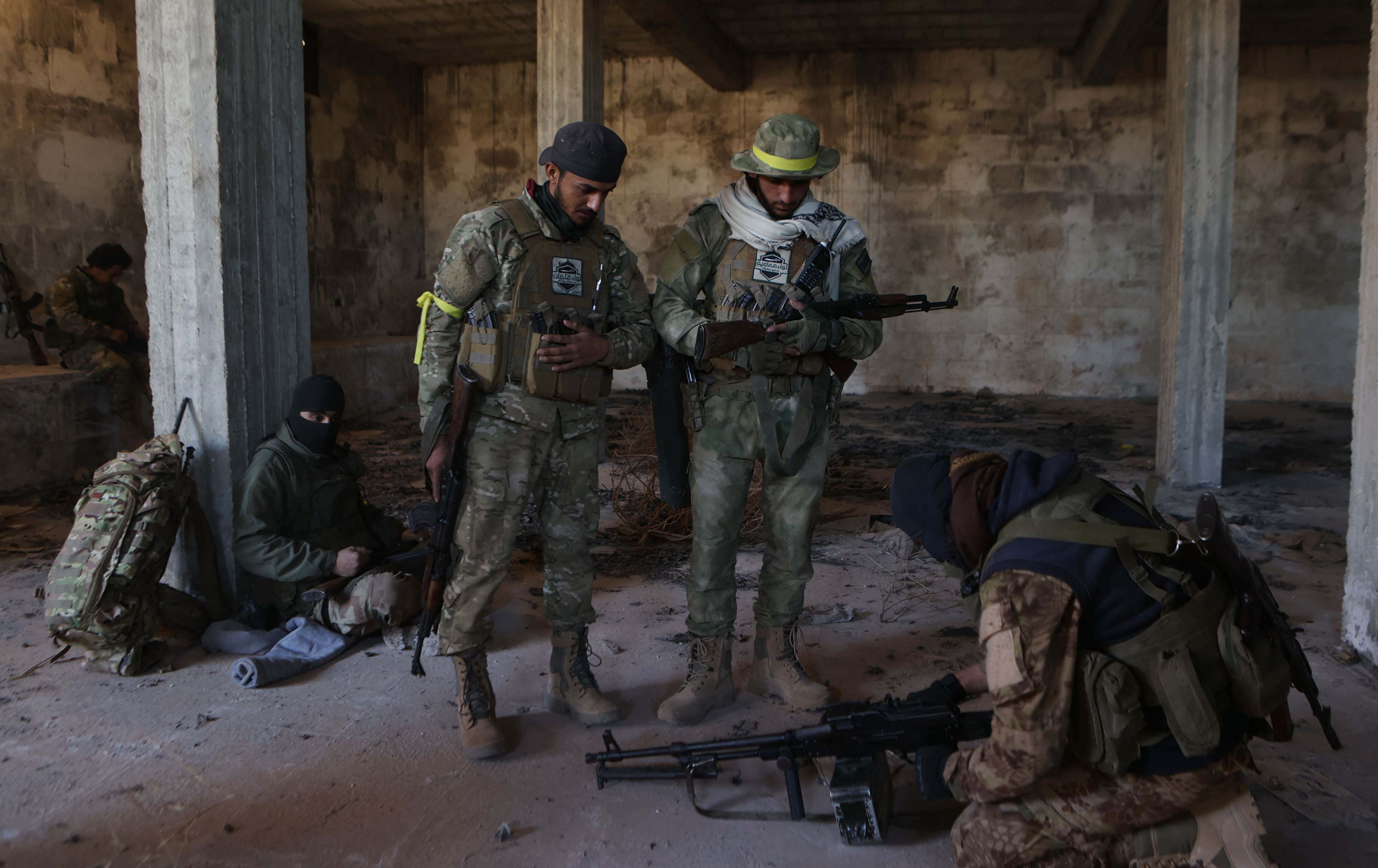 چەکدارانی ئۆپۆزیسیۆنی سووریا لە دەروازەی شاری حەلەبن