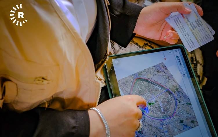 بژمێرێکی سەرژمێریی هەرێمی کوردستان، لەکاتی تۆمارکردنی زانیارییەکان. وێنە: بڵند تاهیر- رووداو