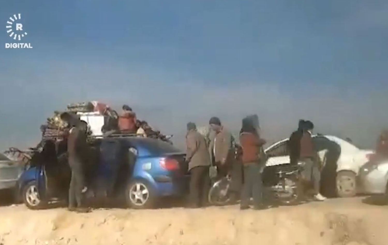 Şehba'dan göç etmeye çalışan Kürtler yolllarda mahsur kaldı. / Foto: Video alıntısı / Rûdaw