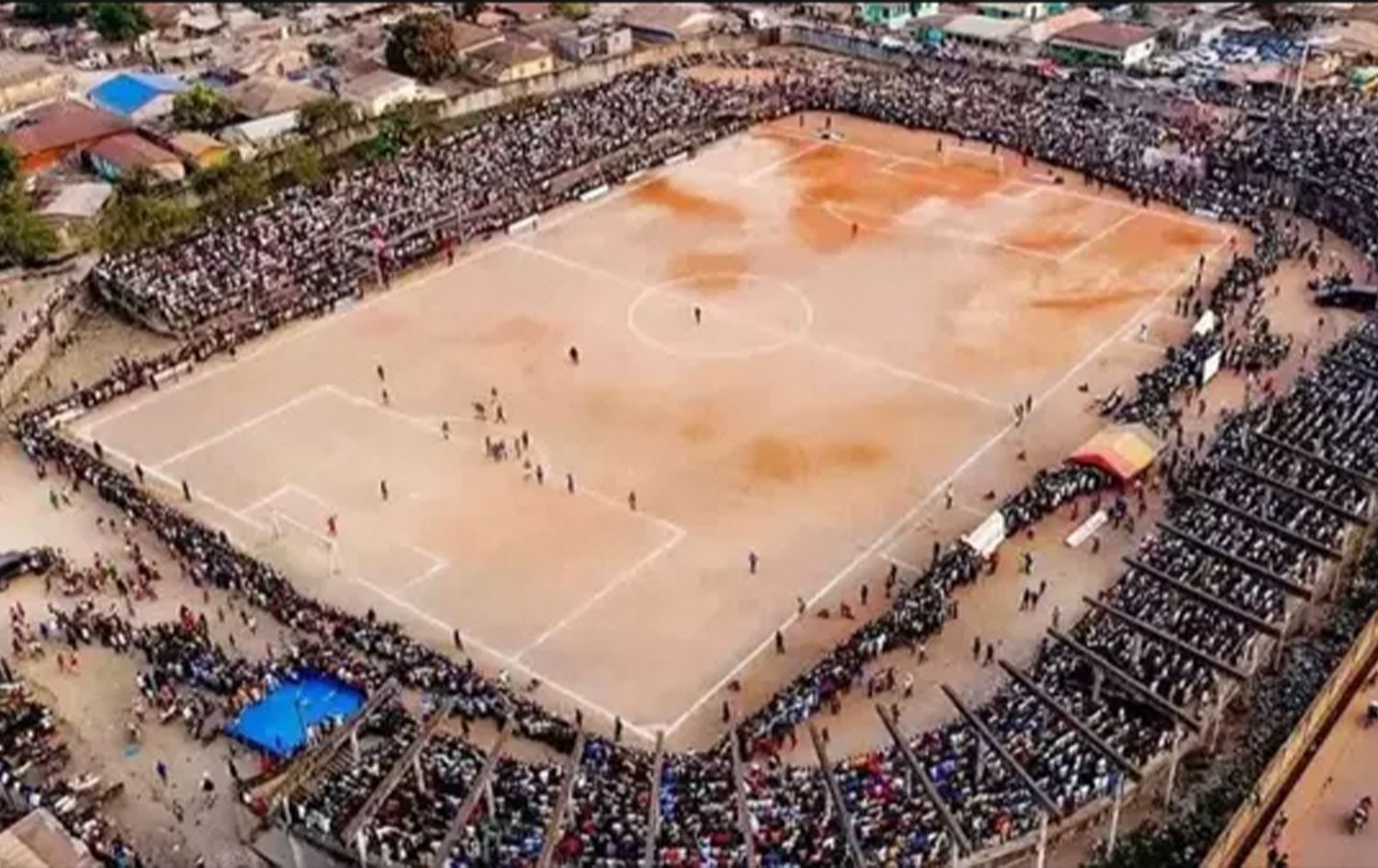 Futbol sahası kan gölüne döndü: En az 56 kişi öldü