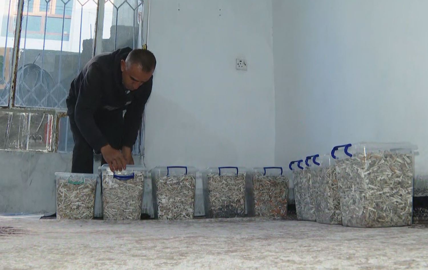 سۆران دڵپاک ئەو فلتەرە کۆکراوانەی لەنێو سندووق لە ماڵەکەی داناوە. وێنە: رووداو