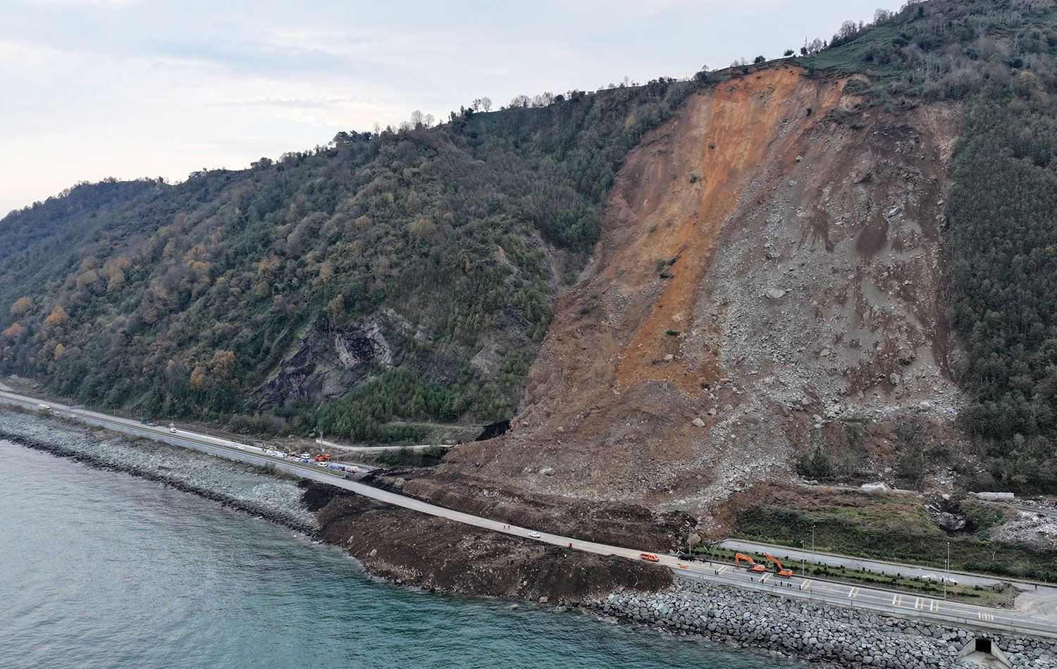 Artvin'de Karadeniz Sahil Yolu'nda heyelan meydana geldi. / Foto: AA