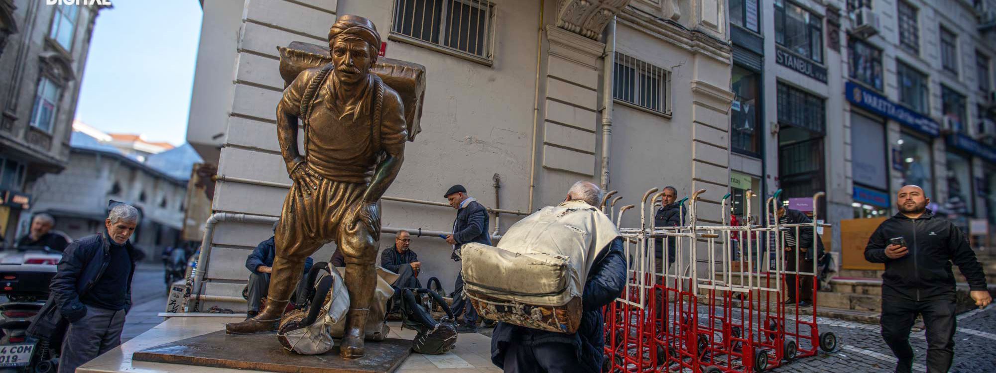 Bi wêneyan li Stenbolê hemalî: Barê dinyayê li pişta wan e