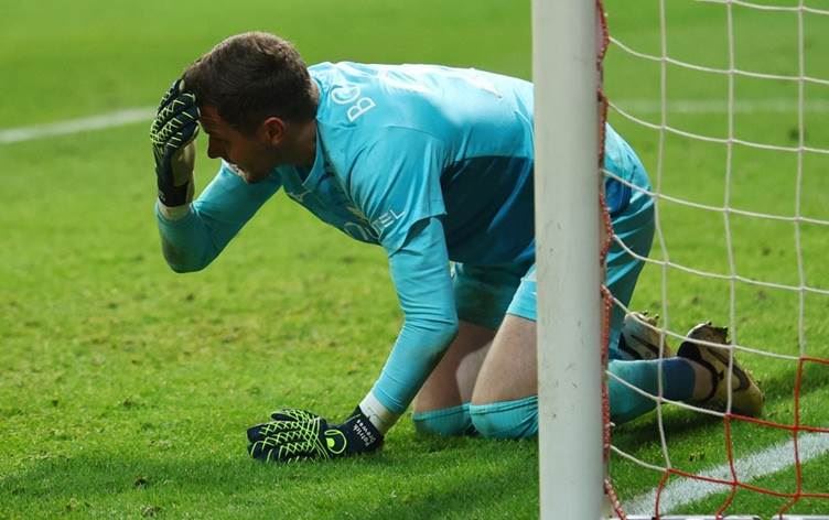 Patrick Drewes’in başına tribünden atılan bir yabancı cisim isabet etti