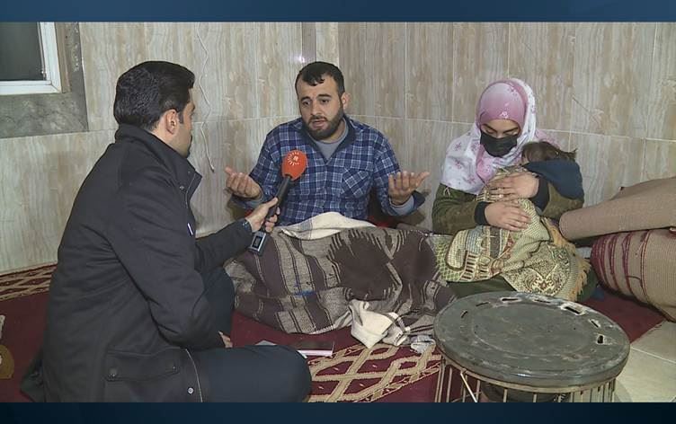 Ne Erbil’e ne de Süleymaniye’ye gidebilen 5 çocuklu Rojavalı Kürt aile camiye sığındı. /Foto: Rûdaw