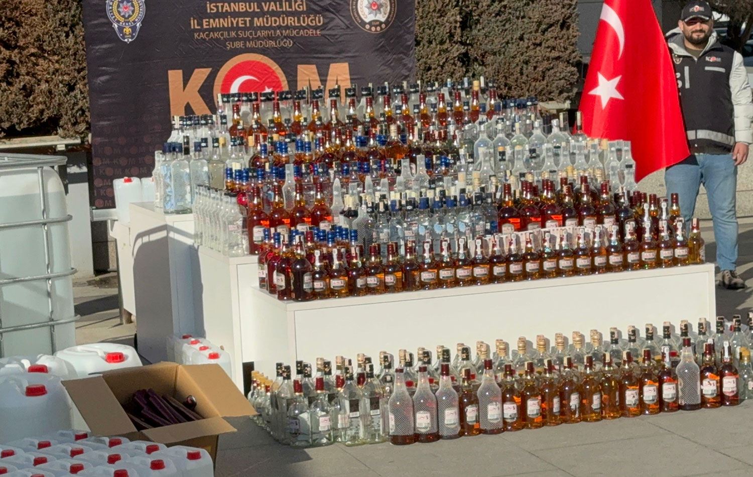 Ele geçirilen sahte içkiler Emniyet'te sergilendi. / Foto: ANKA