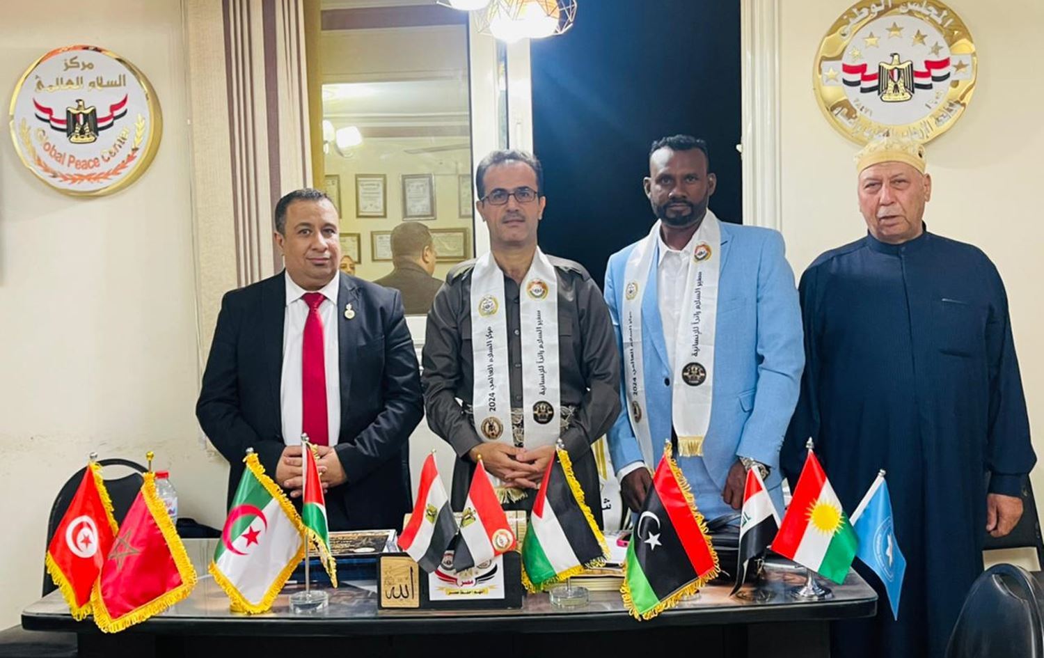 Adil Mela Salih (soldan ikinci) kongre üyeleriyle