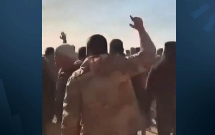 Protesto düzenleyen Suriyeli askerler Foto: Ekran alıntısı