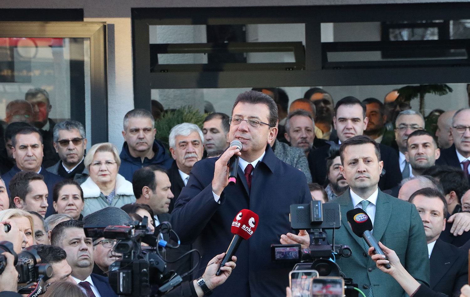 İBB Başkanı Ekrem İmamoğlu (ortada) Foto: AA