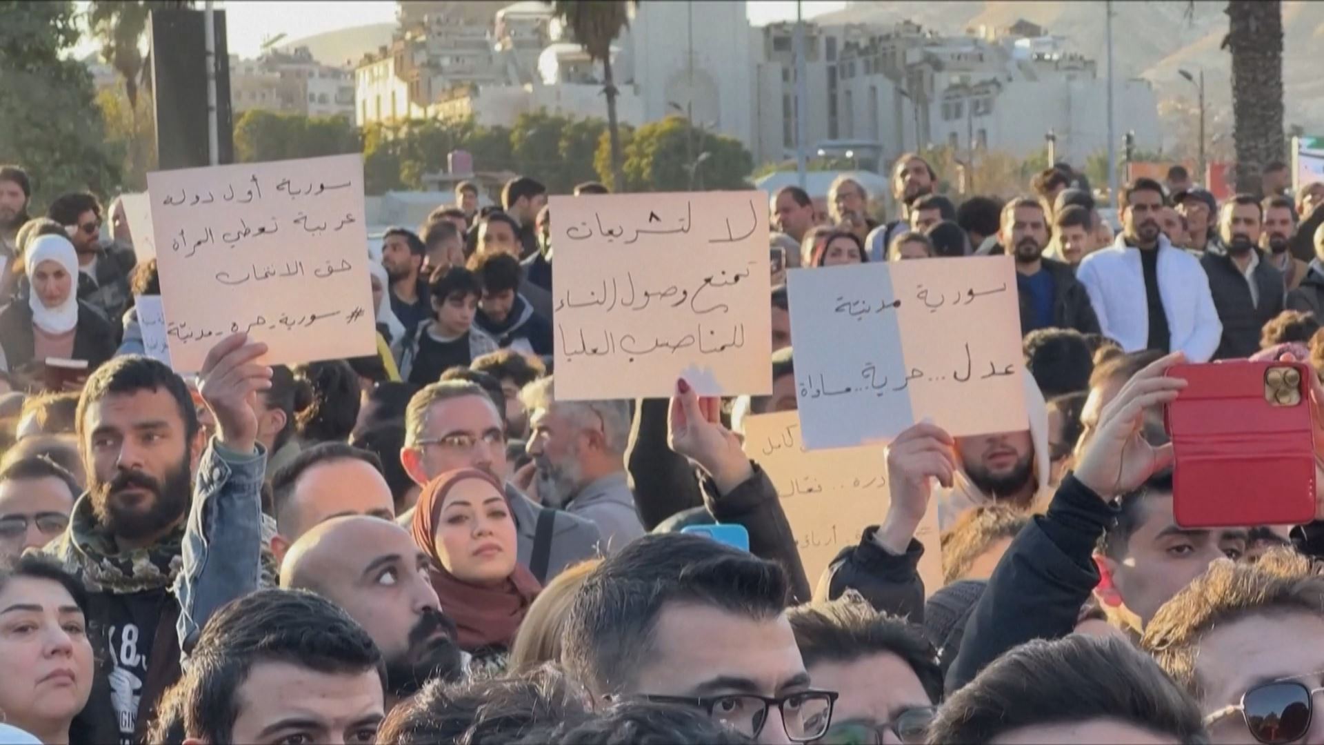 سووریاییەکان داوای دەوڵەتێکی دیموکراسی دەکەن