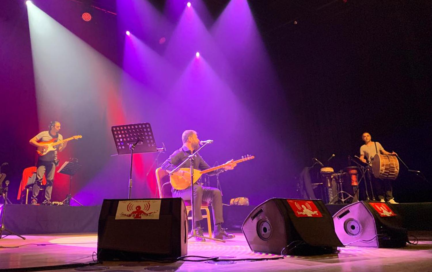 Hunermend Delîl Dîlanar li ser dikê / Wêne: Arşîv