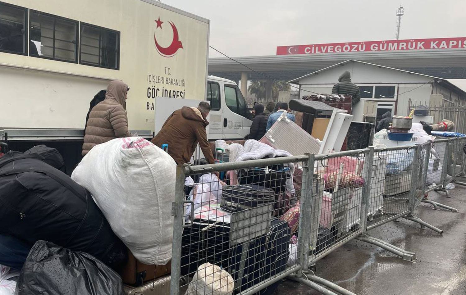 Cilvegözü Sınır Kapısı'ndan dönen Suriyeliler. / Foto: Şevket Herki / Rûdaw