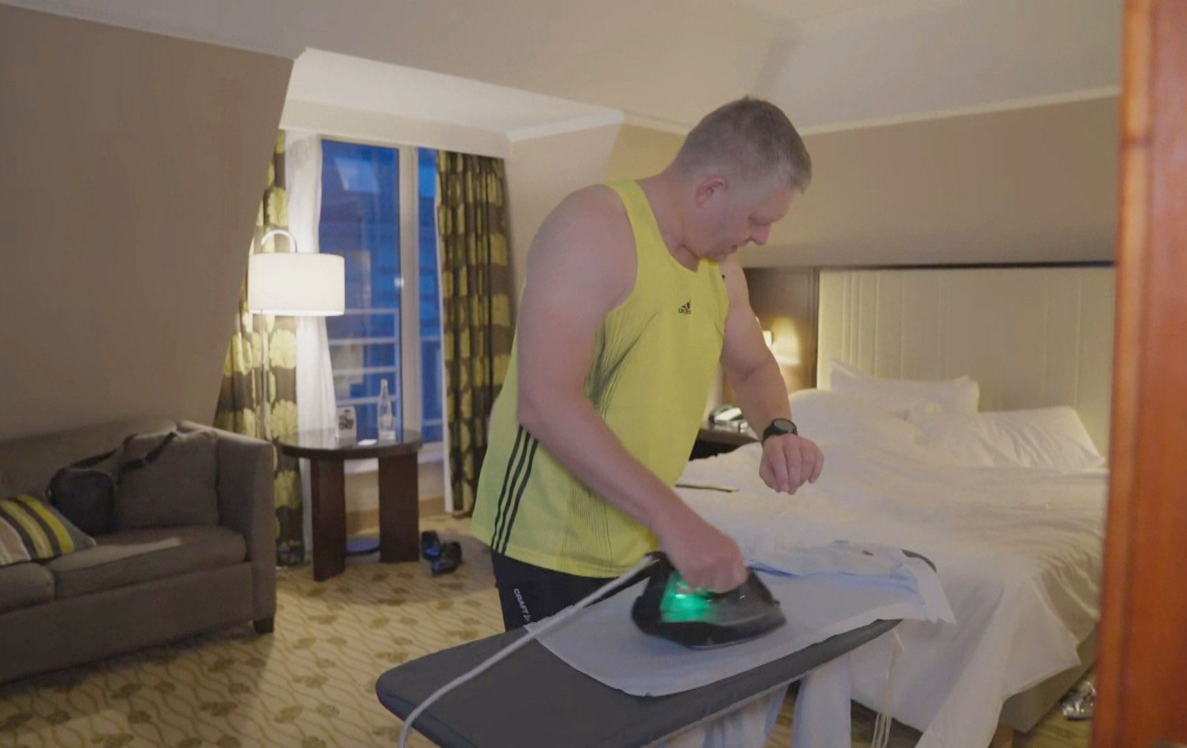 سەرۆکوەزیرانی سلۆڤاکیا خزمەتکاری نییە و خۆی کارەکانی ماڵەوەی دەکات