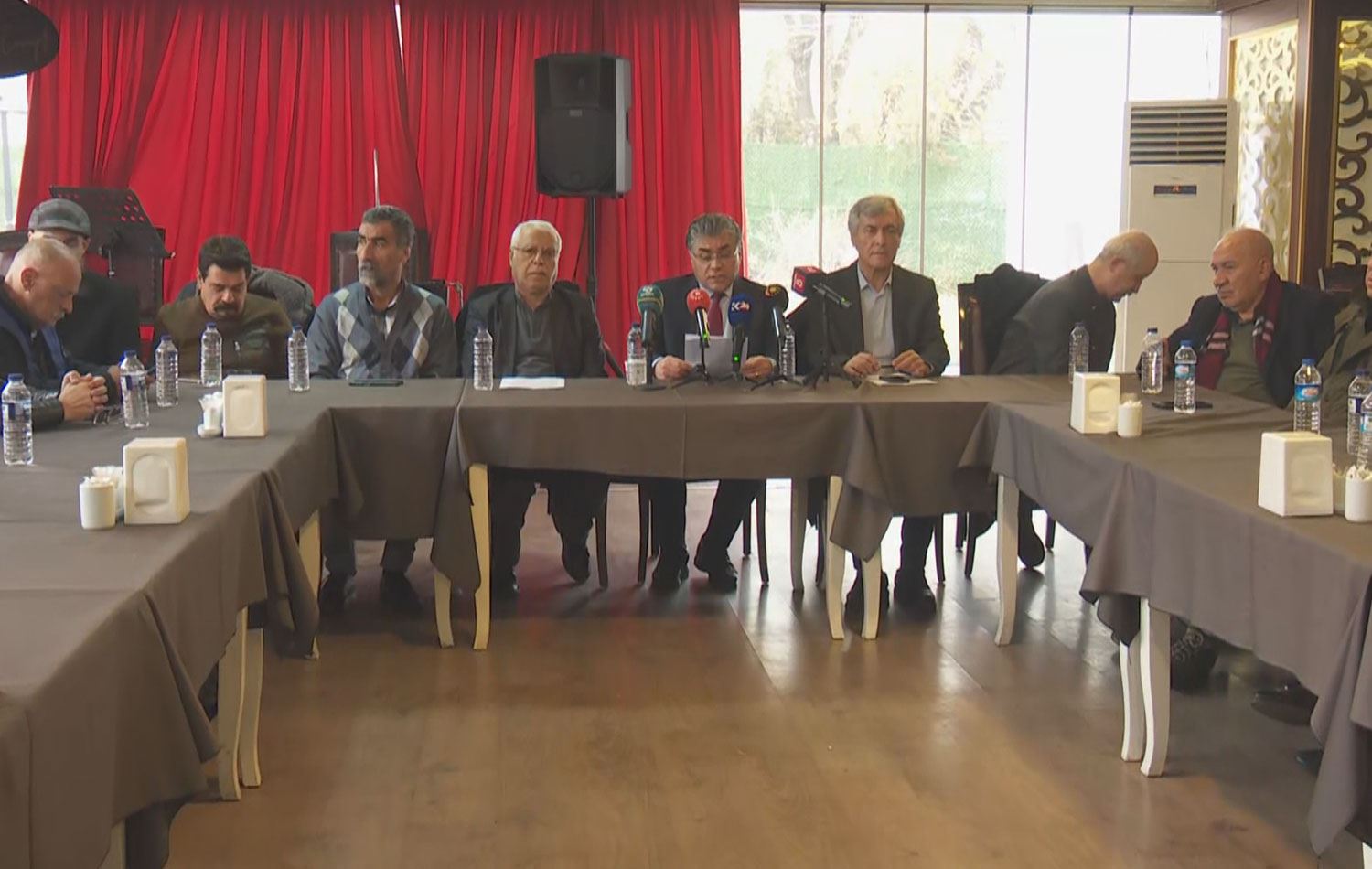 Kürt partileri Diyarbakır’da Rojava için birlik çağrısı yaptı. / Video alıntısı / Rûdaw