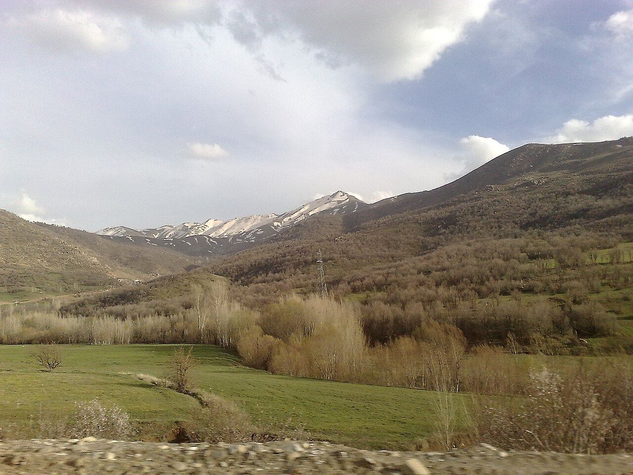 زەوی کشتوکاڵی و باخی هاونیشتمانییان لە گوندەکانی بانە بە شۆفڵ تێکدەدرێن