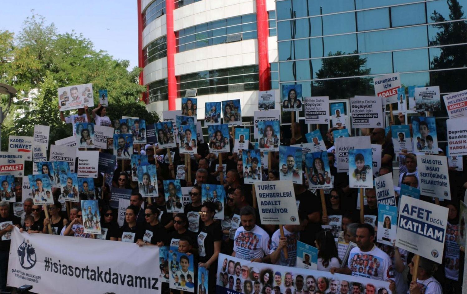 Grand İsias Hotel davasında yakınlarını kaybedenler