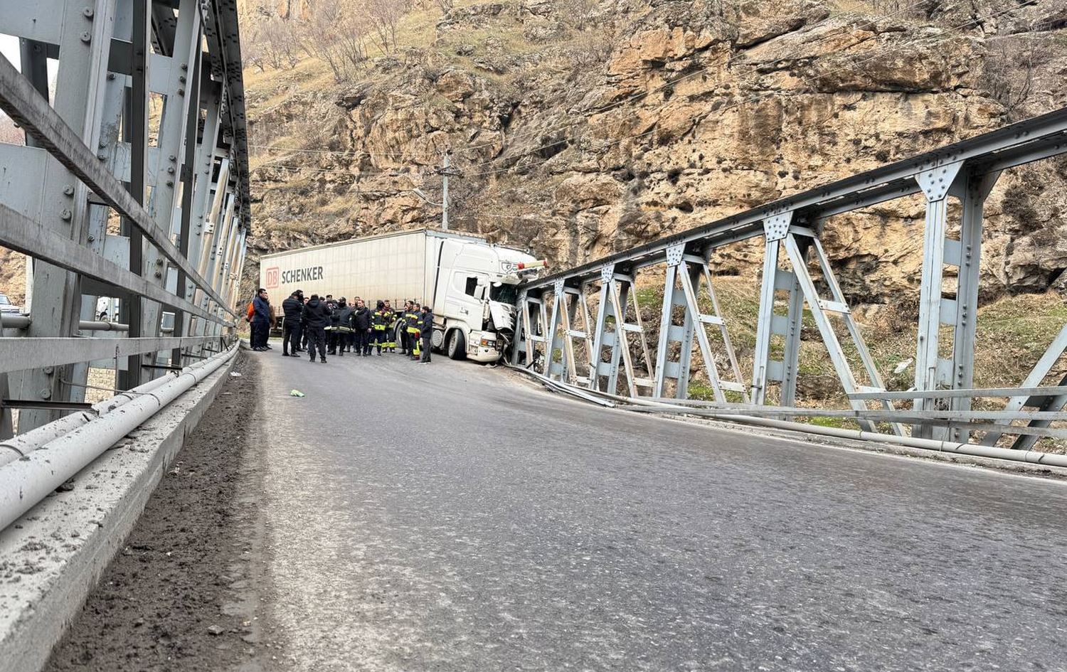 Truck collision forces closure of key bridge on Erbil-Iran route