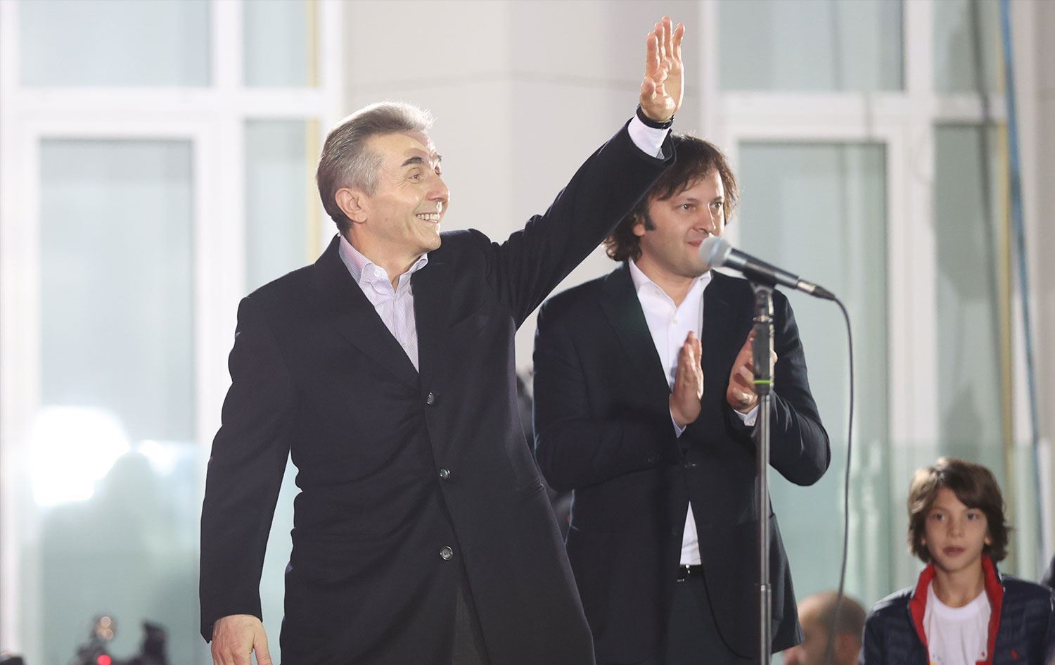 Gürcü Hayali Partisinin kurucusu ve onursal başkanı Bidzina İvanişvili (solda)