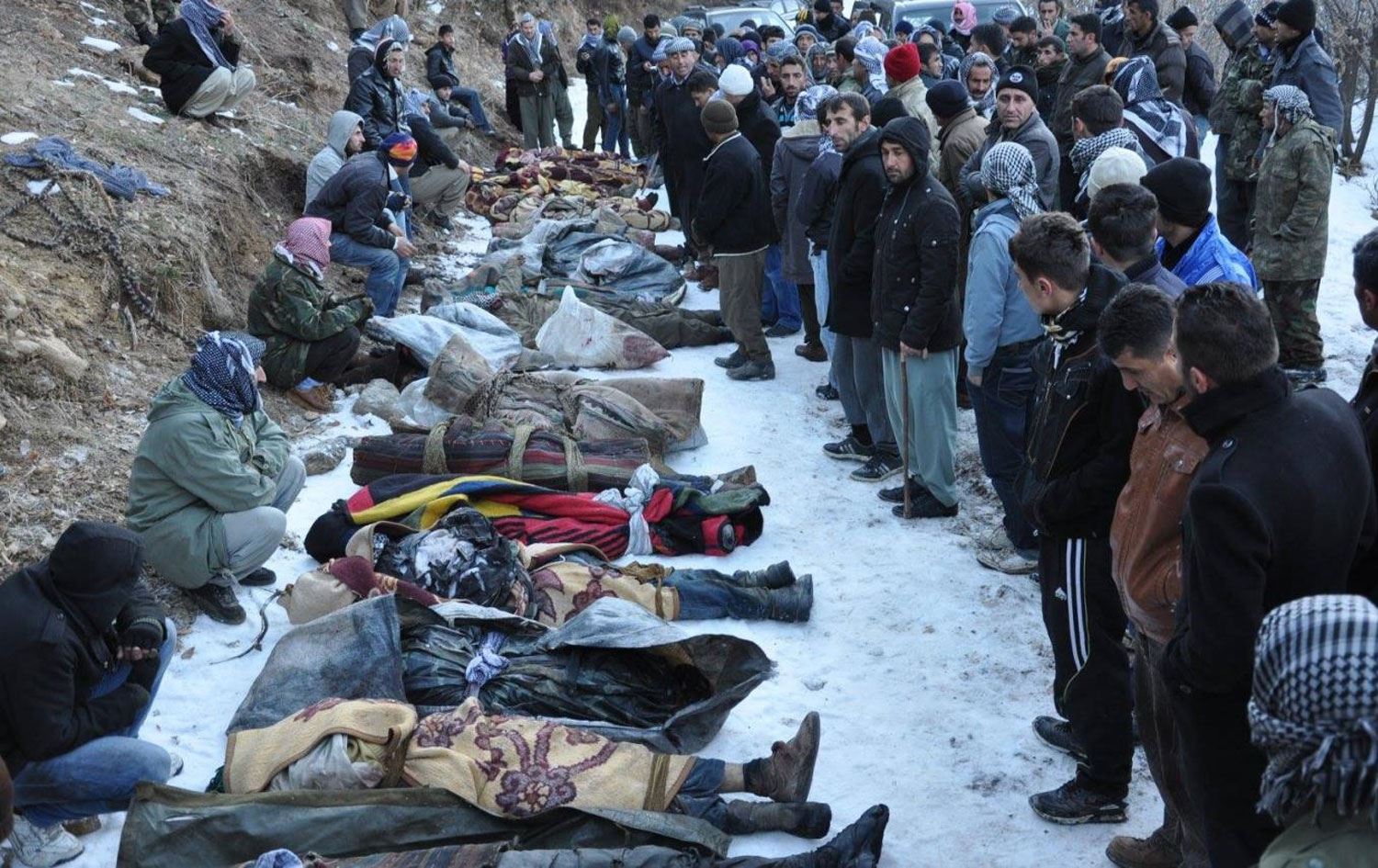 Katliam sonrası cenazeler battaniyelere sarıldı
