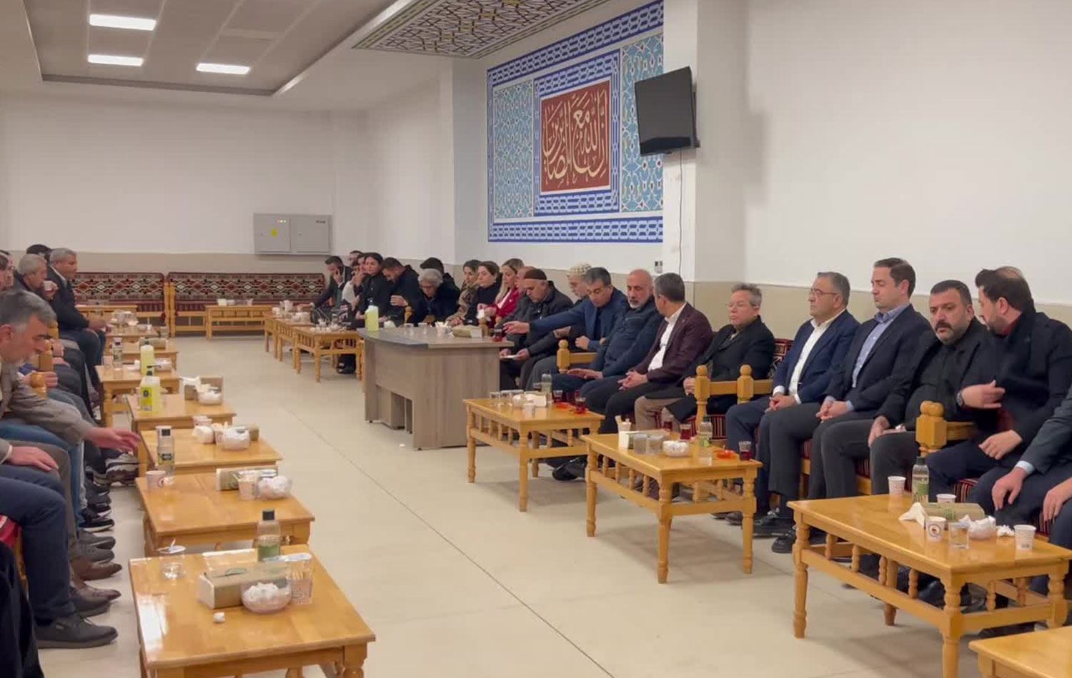 CHP lideri Özgür Özel DATSO Başkanı Kaya’ya taziye ziyaretinde bulundu. / Foto: ANKA