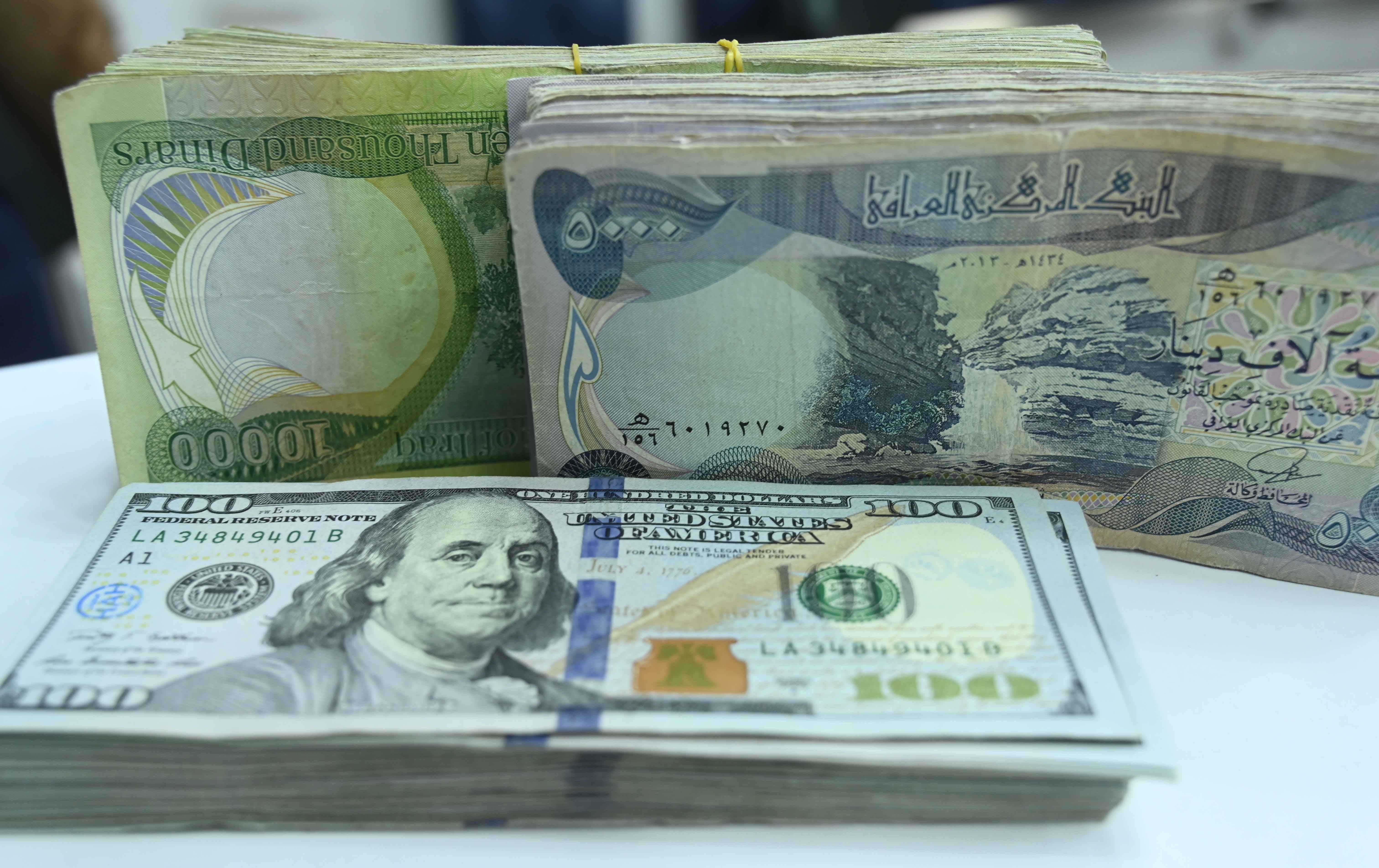 المركزي العراقي يخفض بيع الدولار بنسبة 30% ليومين