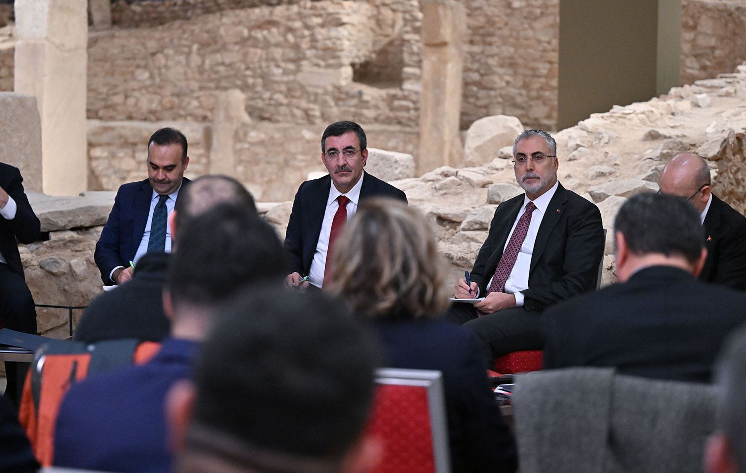 Cumhurbaşkanı Yardımcısı Cevdet Yılmaz (sol 2) gazetecilerle bir araya gelerek, gündeme ilişkin soruları yanıtladı. / Foto: AA