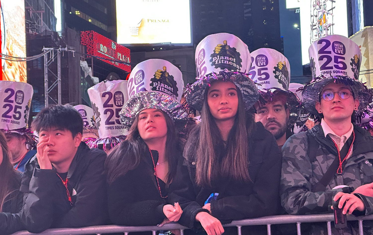 هاووڵاتییان لە تایمز سکوێری نیویۆرکەوە چاوەڕێی ساڵی نوێ دەکەن. وێنە: سینان تونجدەمیر- رووداو