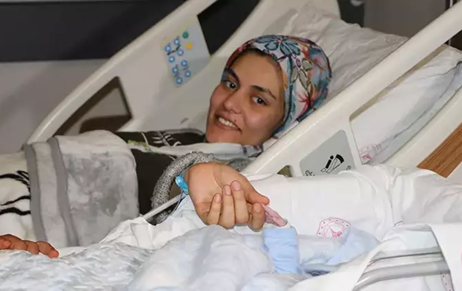 Zarok û dayika xwe /Wêne: DHA