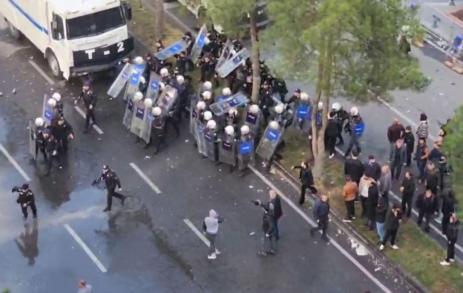 Batman'da kayyım atanmasına karşı düzenlenen gösteriye polis müdahale ediyor. / Video alıntısı / Rûdaw