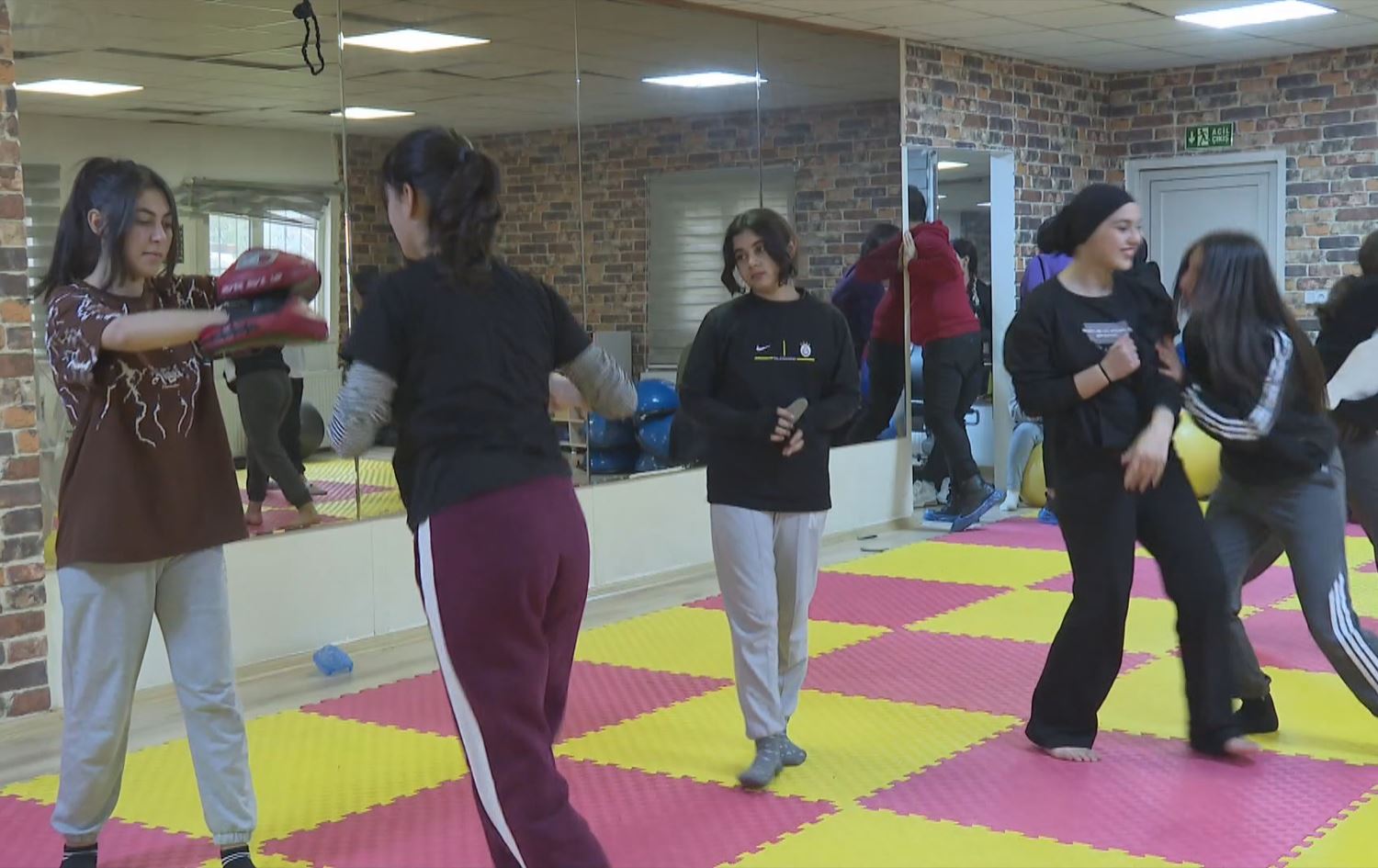 Dîmenê jina û keçan ên li kursê\ Wêne û vîdeo: Rûdaw