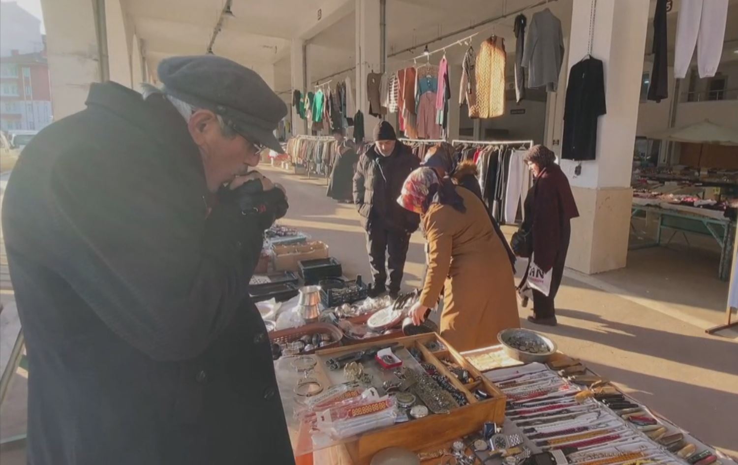 Malnişînek li bazarê dixebite / Wêne: Ji ber dîmenan 