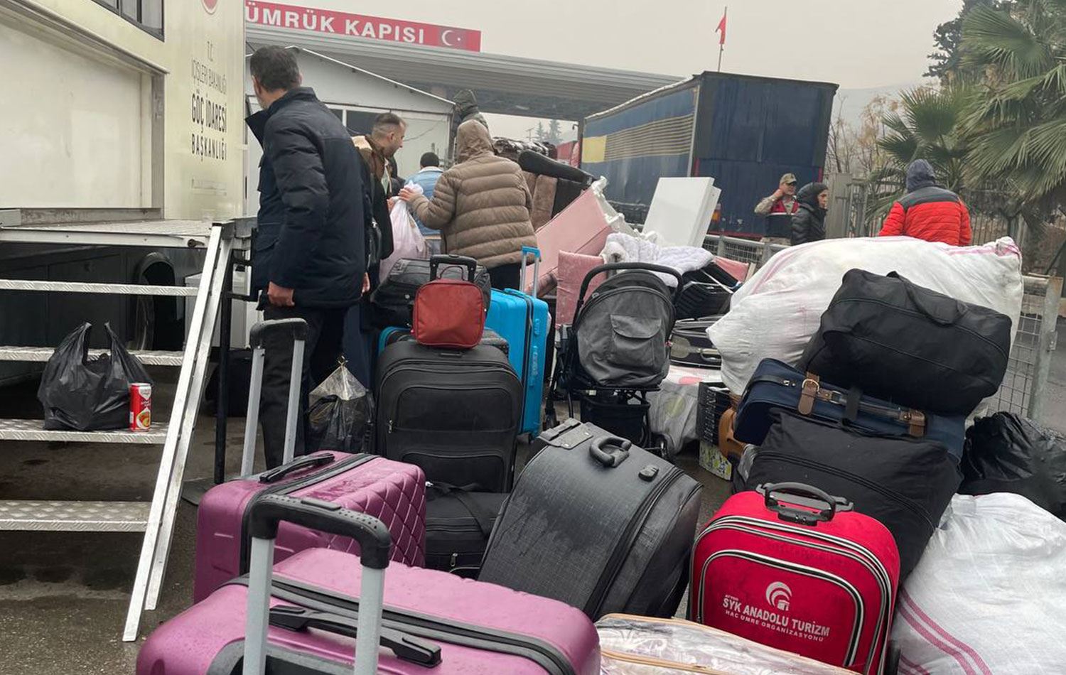 Cilvegözü Sınır Kapısı'ndan ülkelerine dönen Suriyeliler. / Fotoğraf: Şevket Herki