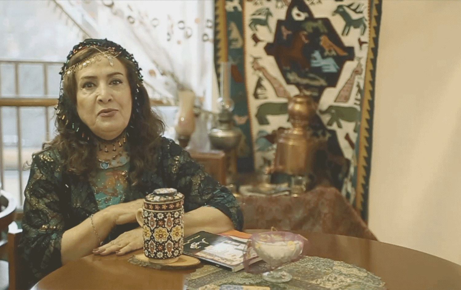 خانمە شاعیر و هونەرمەندێکی سنە ماڵەکەی دەکاتە شوێنێکی کولتووری