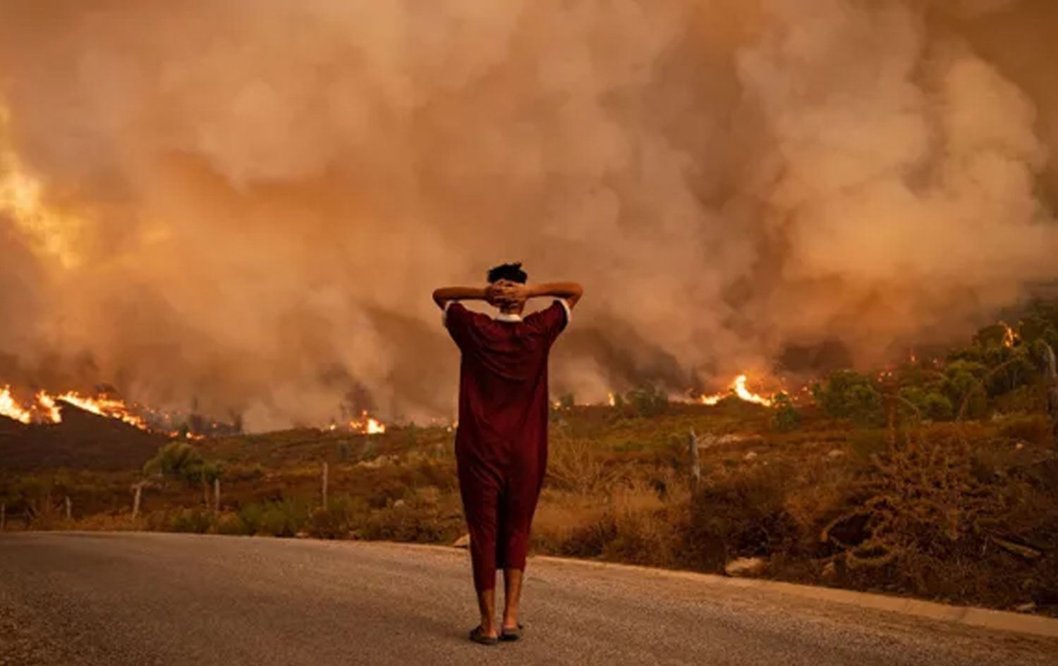 Jinek li Mexribê li pêtên êgir temaşe dike / Wêne: FADEL SENNA/AFP-Arşîv