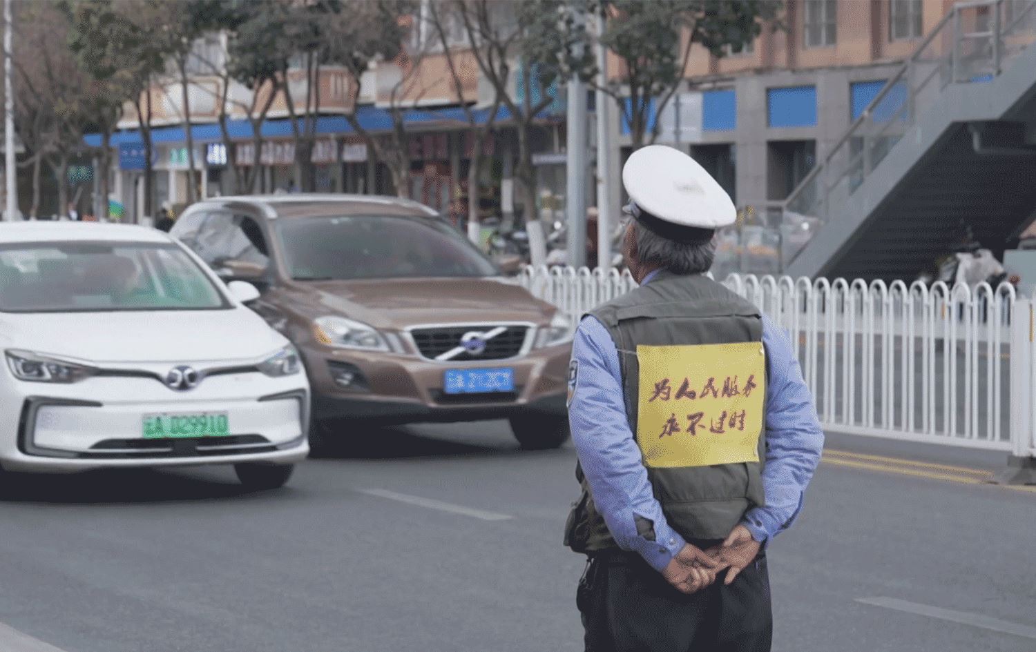 پیاوێکی 75 ساڵانی چینی 35 ساڵە خۆبەخشانە شۆفێران رێنوێنی دەکات: پلانم بۆ داهاتوو نییە