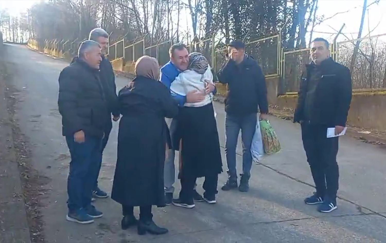 Girtiyê Kurd ji aliyê malbata xwe ve hat pêşwazîkirin /Wêne: Vîdeoya DEM Partiyê