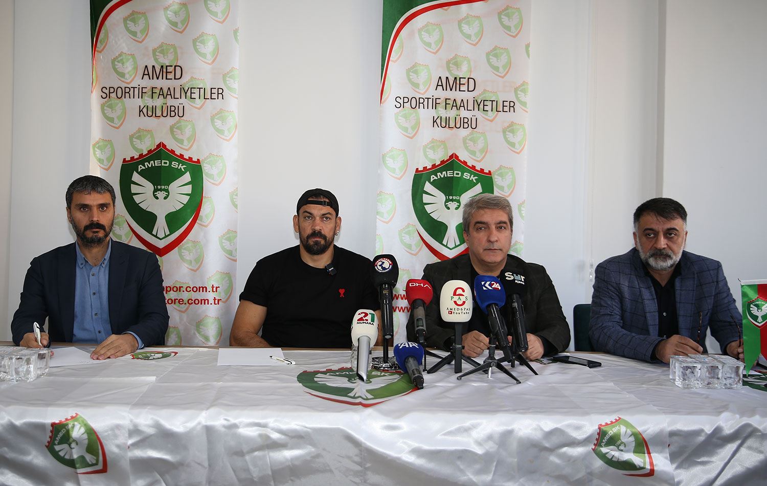 Amedspor başkanı Burç Baysal, Amedspor Şehmus Özer Tesisleri'nde, teknik direktör Servet Çetin, genel sekreter Faruk Korkmaz ve basın sözcüsü Bekir Güneş'in katıldığı basın toplantısında değerlendirmelerde bulundu. / Foto: AA