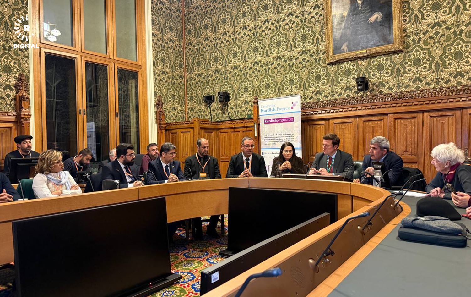 Foto: İngiliz Parlamentosu’nda düzenlenen “Suriye’de ne olur” adlı oturuma Kuzey ve Kuzey Doğu Suriye Yöneyimi Dış ilişkiler Sorumlusu İlham Ahmed, Rojava İngiltere Temsilcisi Muhammed Hasan Ali (1. sırada Sağ), İngiliz Milletvekili Steven Race (2. Sırada) katıldı. (İdris Okuducu - Rûdaw)