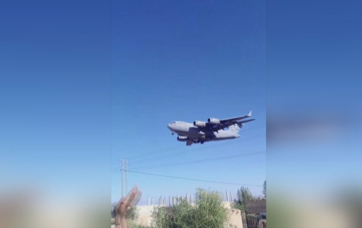 Teçhizat taşıyan askeri kargo uçağı