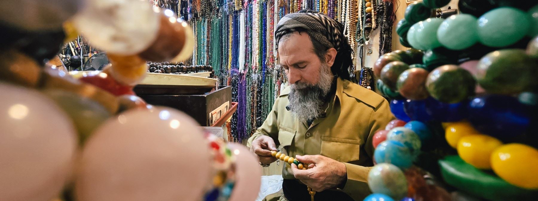 لوقمان حەکیم 40 ساڵە لە قەیسەریی هەولێر تەسبیح و بەردی گرانبەها دەفرۆشێت