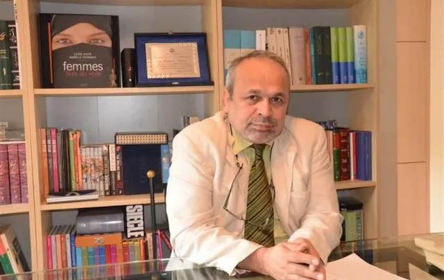 تەنزنووسە بەناوبانگەکەی ئێران کۆتایی بە ژیانی خۆی هێنا